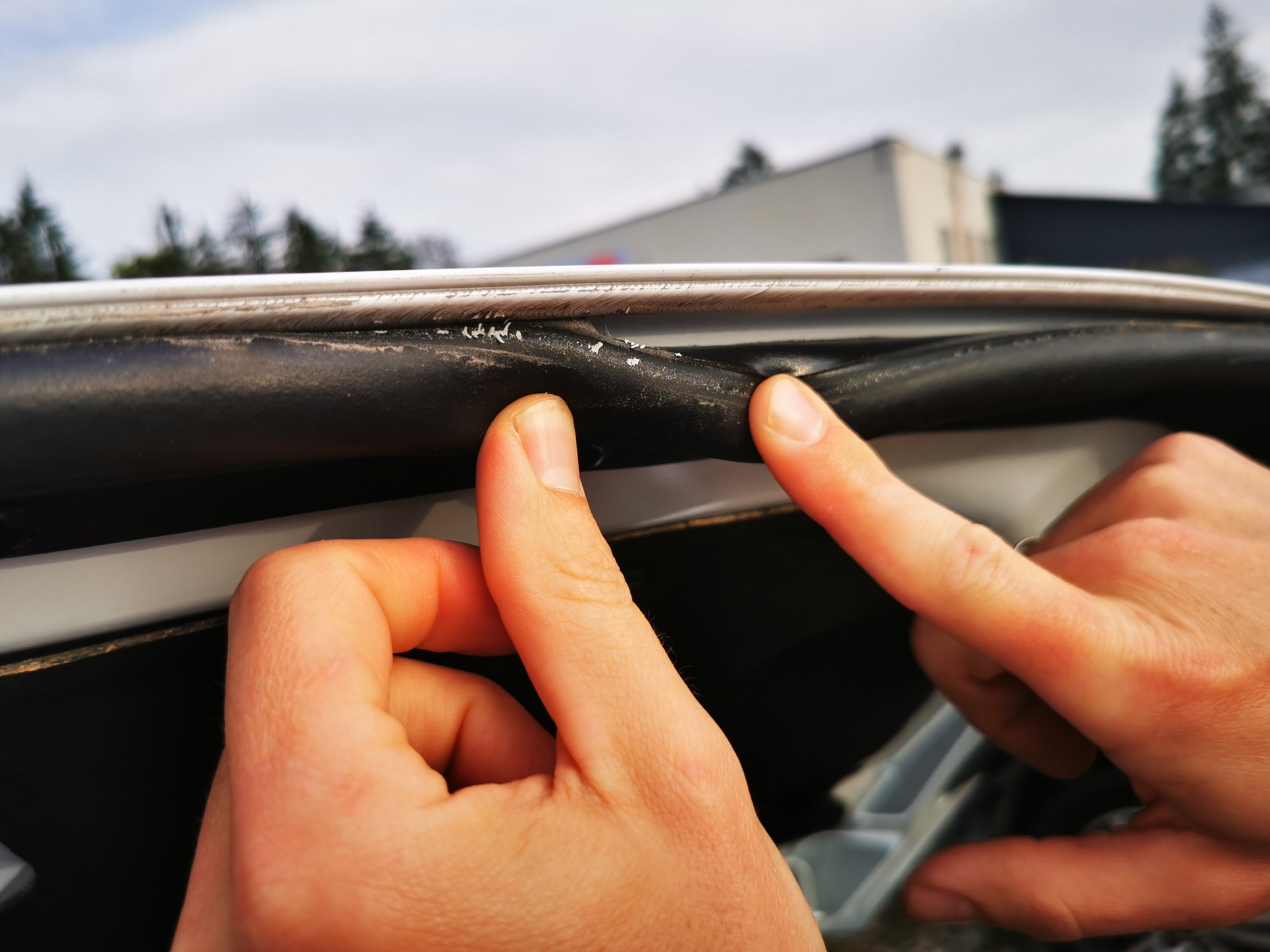 Ford S-Max z 2019 roku z przebiegiem 56 tys. km miał być idealny. Tyle że w takim stanie raczej z fabryki nie wyjechał.