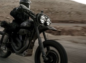 Pustynne Wilki na motocyklach Harley-Davidson 1200 Roadster w wersji off-road