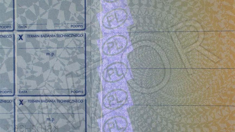 Dowód rejestracyjny jest pokryty farbą zabezpieczającą o perłowym połysku