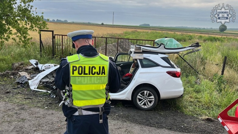 Samochód uderzył w przepust drogowy