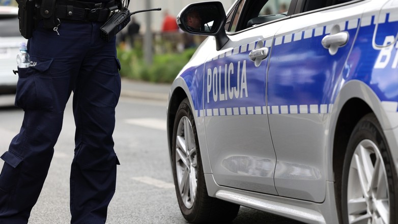 Policjant i jego radiowóz