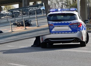 Poważny wypadek motocyklisty na warszawskim moście. Są utrudnienia w ruchu [WIDEO]