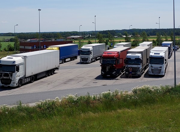 Kierowcy ciężarówek wskazują na poważny problem w Polsce. Odpowiedź GDDKiA