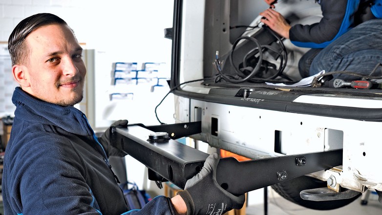 ontaż haka holowniczego krok po kroku