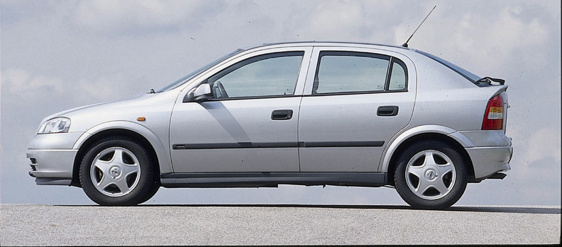 Opel Astra II 4 750 zł - Polecamy wersję 1.4 16V/2000 r.