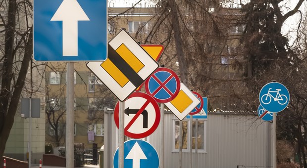 W Polsce jest za dużo znaków. "Chaos informacyjny". NIK bije na alarm