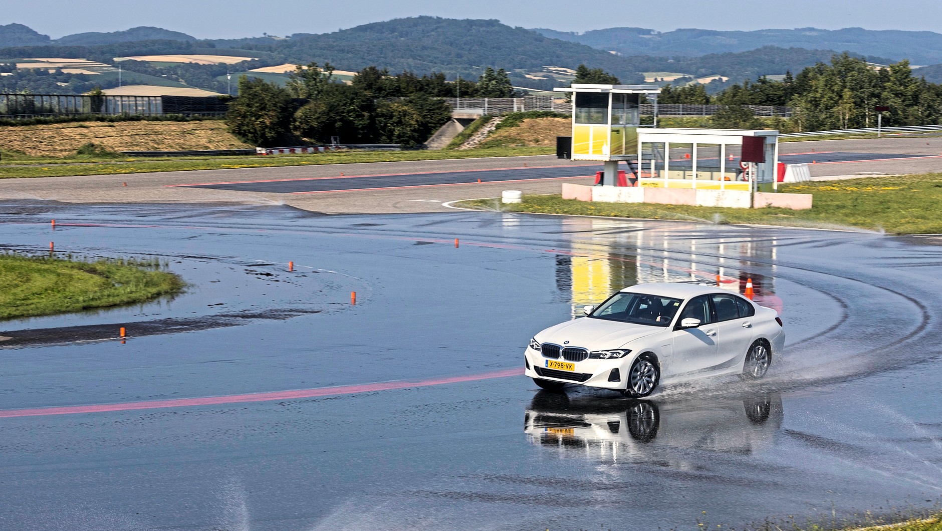 Aquaplaning na łukach to poważne ryzyko.
