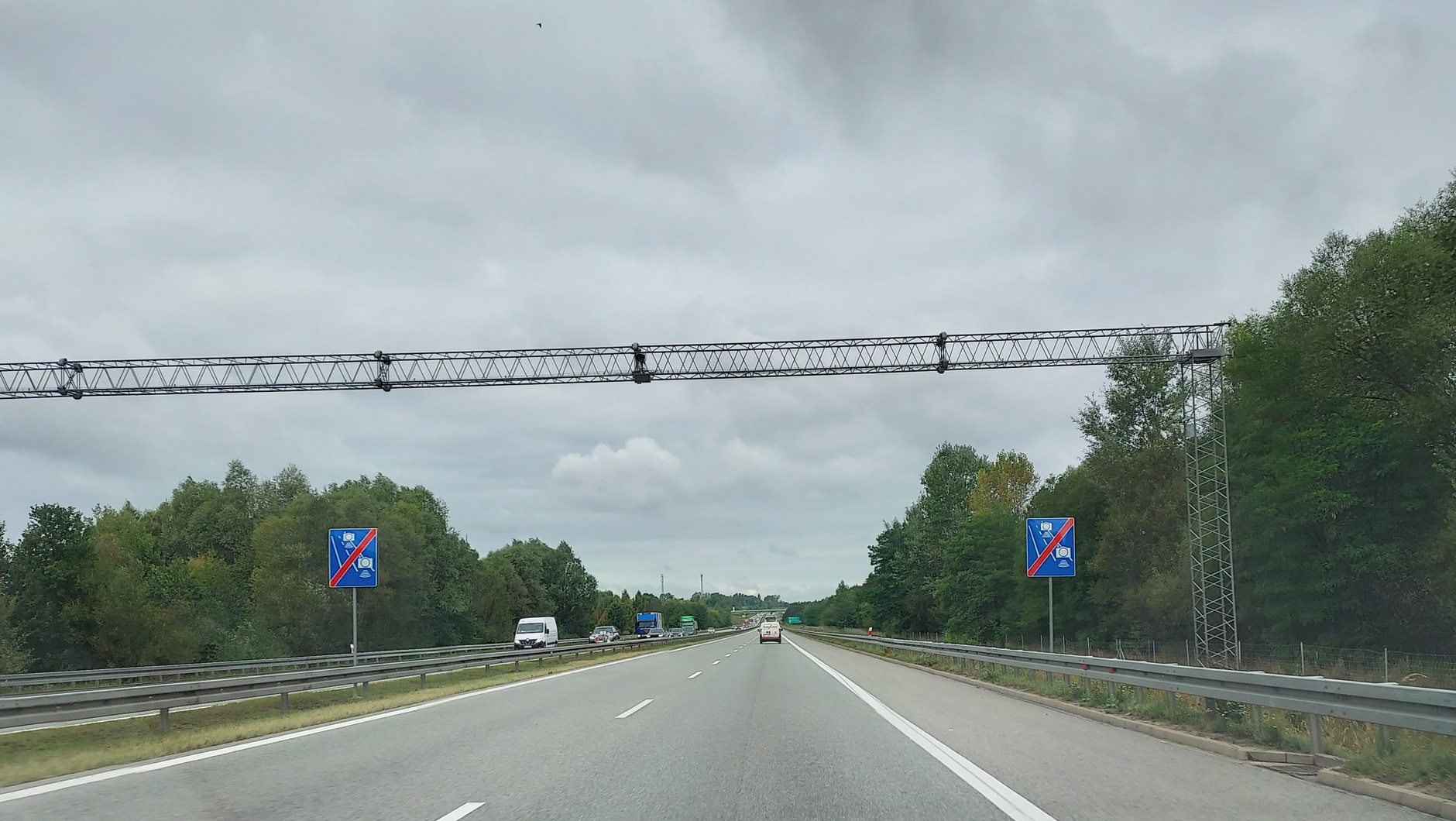 Bramka odcinkowego pomiaru prędkości na trasie S7