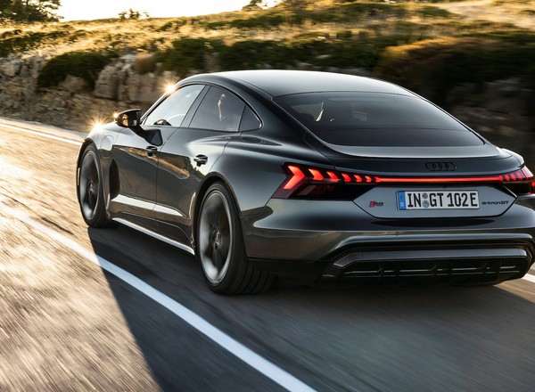 Elektryczne Audi RS E-Tron GT pędzi po autostradzie: 0-200 km/h w 10,5 s [Nagranie]
