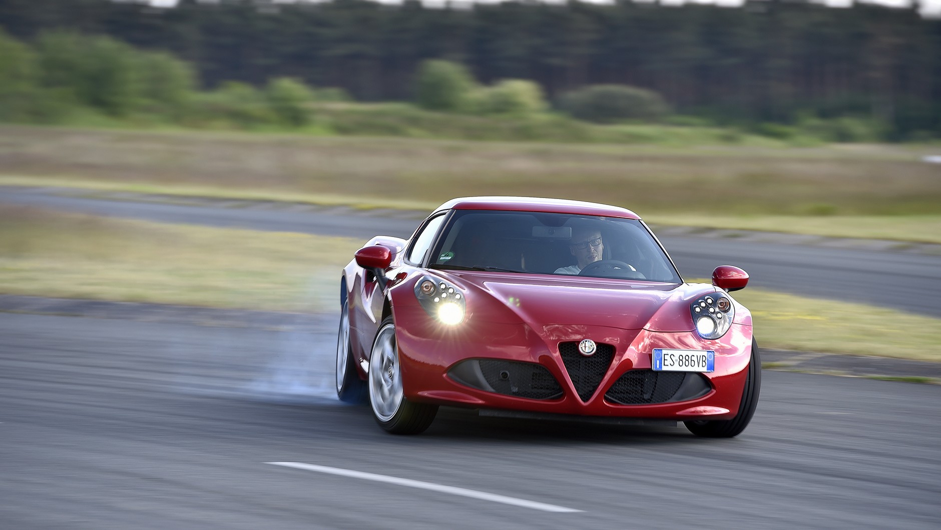 Dzięki niskiej wadze i układowi kierowniczemu bez wspomagania Alfa Romeo 4C jest rewelacyjnie 
poręczna