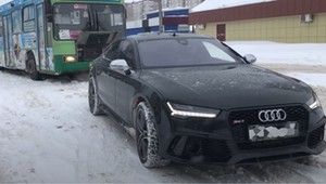 Audi RS7 wyciągnęło z zaspy... autobus miejski [Nagranie]