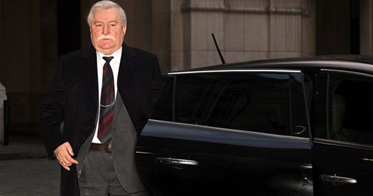 Lecha Wałęsa wysiada z Lancii podczas 9. Szczytu Laureatów Pokojowej Nagrody Nobla
