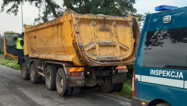 Wywrotka miała dziurawe opony i zbyt dużo towaru