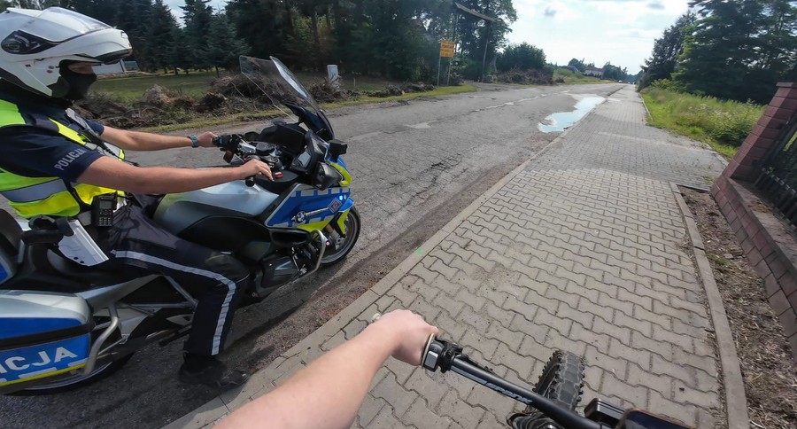 Policja zatrzymuje i kontroluje jednośladu udające rowery