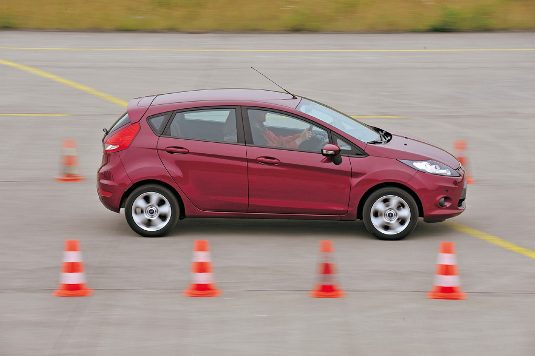 Nowy Volkswagen Polo kontra benzynowa konkurencja - Czy okaże się lepsze od Fiesty, Jazza, i20, Corsy i Clio?