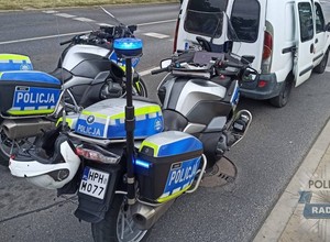 Funkcjonariusze na motocyklach wyczuli typową woń przez otwartą szybę. To się nazywa policyjny nos