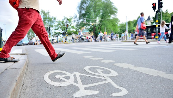 Pieszy pierwszy na przejściu – także przed hulajnogą i rowerem!