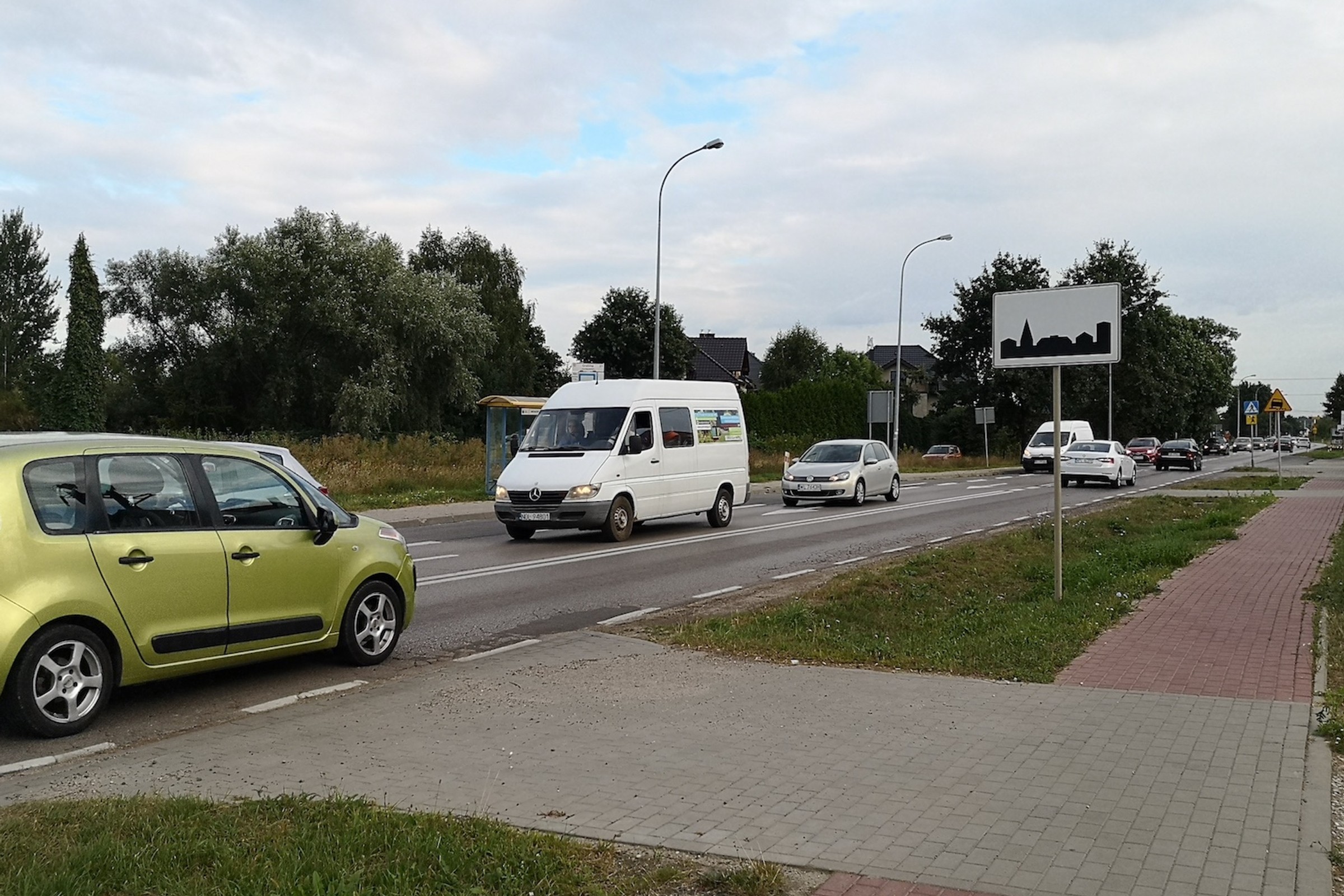 Wiesz, gdzie zaczyna się obszar zabudowany, ale gdzie się kończy? Znak D-42 wprowadza kierowców w błąd, a stawką utrata prawa jazdy