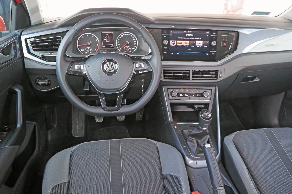 Bardzo przejrzysta deska Polo z prostą obsługą, ale materiały miejscami dość tanie (np. na boczkach drzwi)