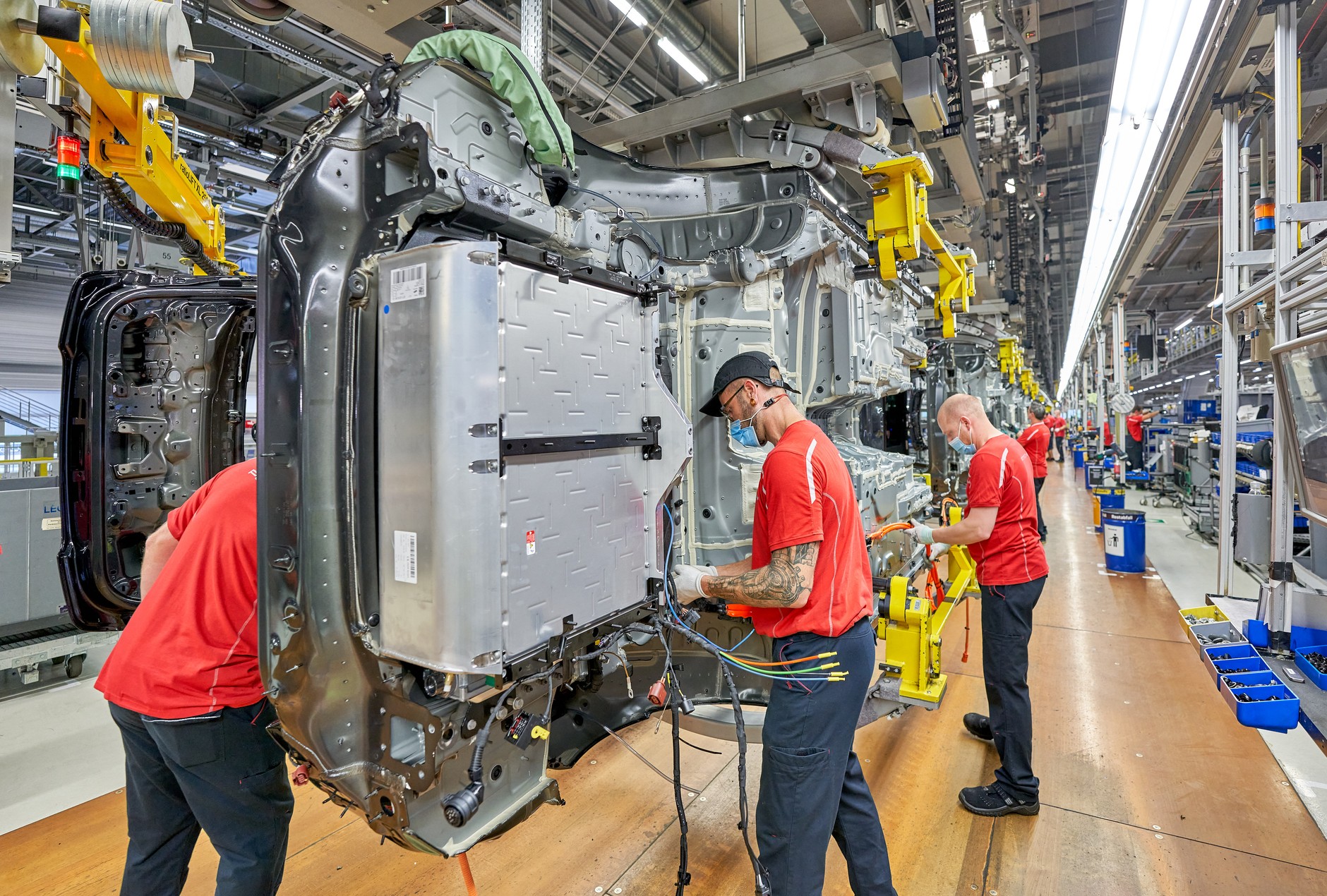 Samochody z wiązkami od pralek? To sposób na podtrzymanie produkcji