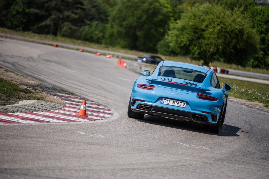 Porsche 911 Turbo S: największa moc (580 KM) wcale nie oznacza, że jest to najszybsza 911-stka