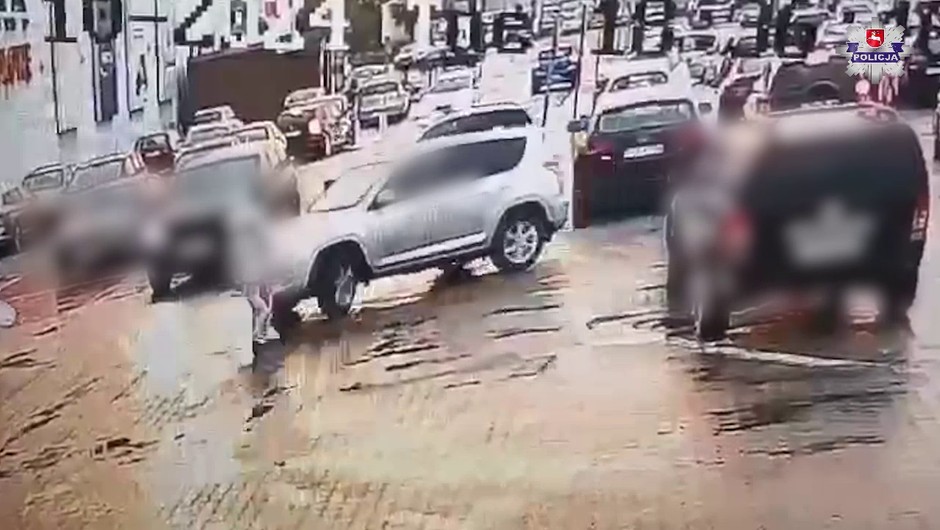 Na parkingu pod galerią potrącił matkę z dzieckiem. Wszystko się nagrało