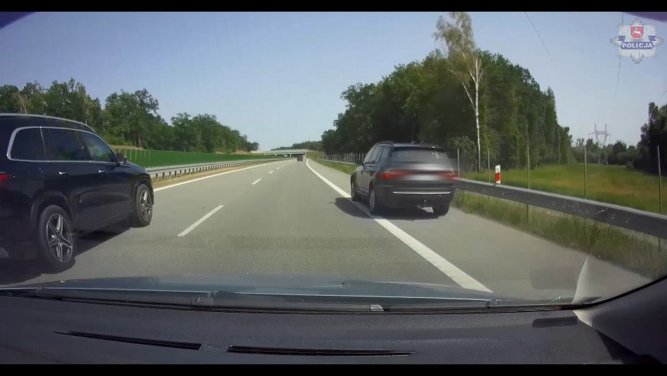 Kierowca BMW wyprzedzał pasem awaryjnym