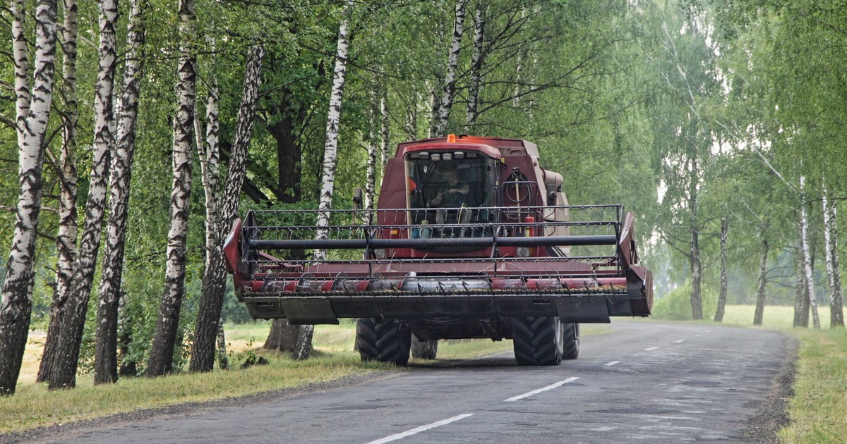Kombajn zbożowy na drodze. Operatorowi nie chciało się zdemontować hedera