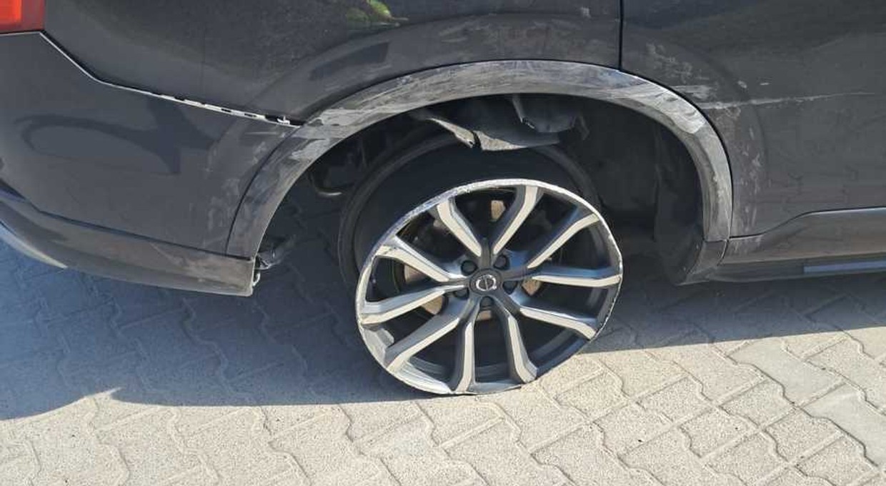 Usłyszeli dźwięk tarcia metalu o asfalt. Policjanci musieli skonfiskować Volvo