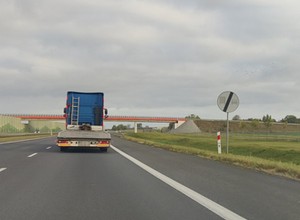Absurd na A1. Zakaz wyprzedzania się ciężarówek obowiązuje, ale znaków nikt nie usunął