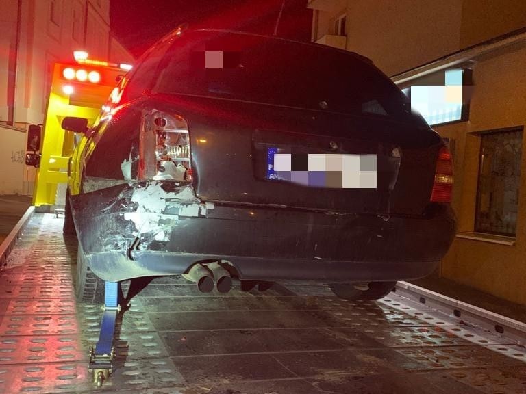 Audi, którym nietrzeźwa kobieta przyjechała na komendę policji