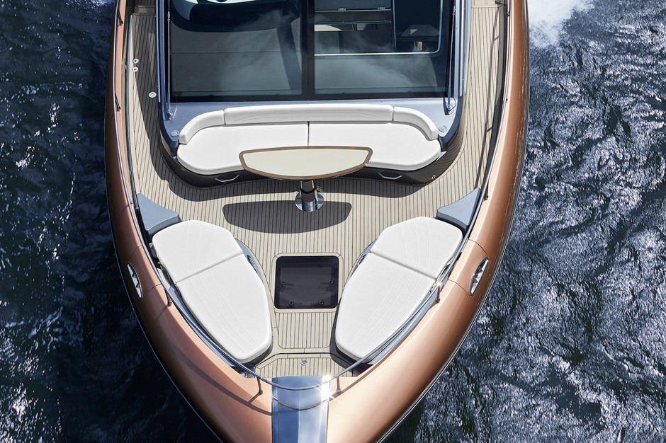 Lexus LY 650