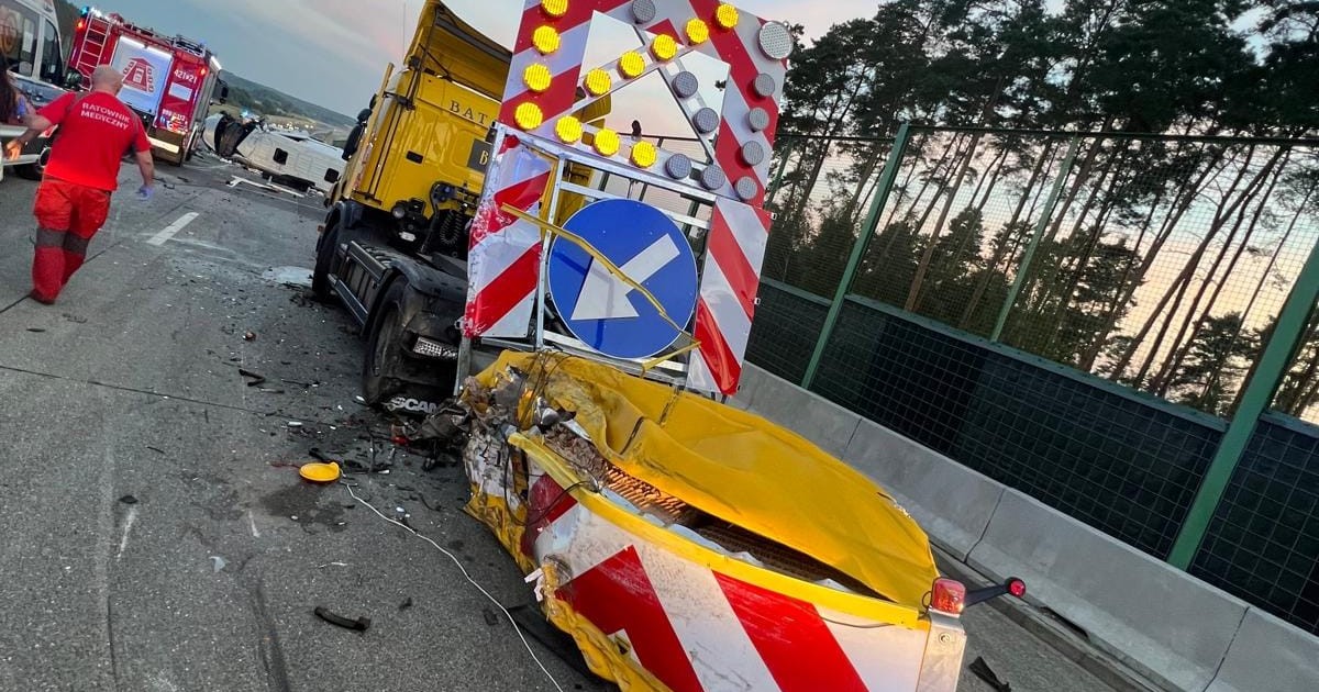 Kierowca busa wjechał w pojazd drogowców na A2