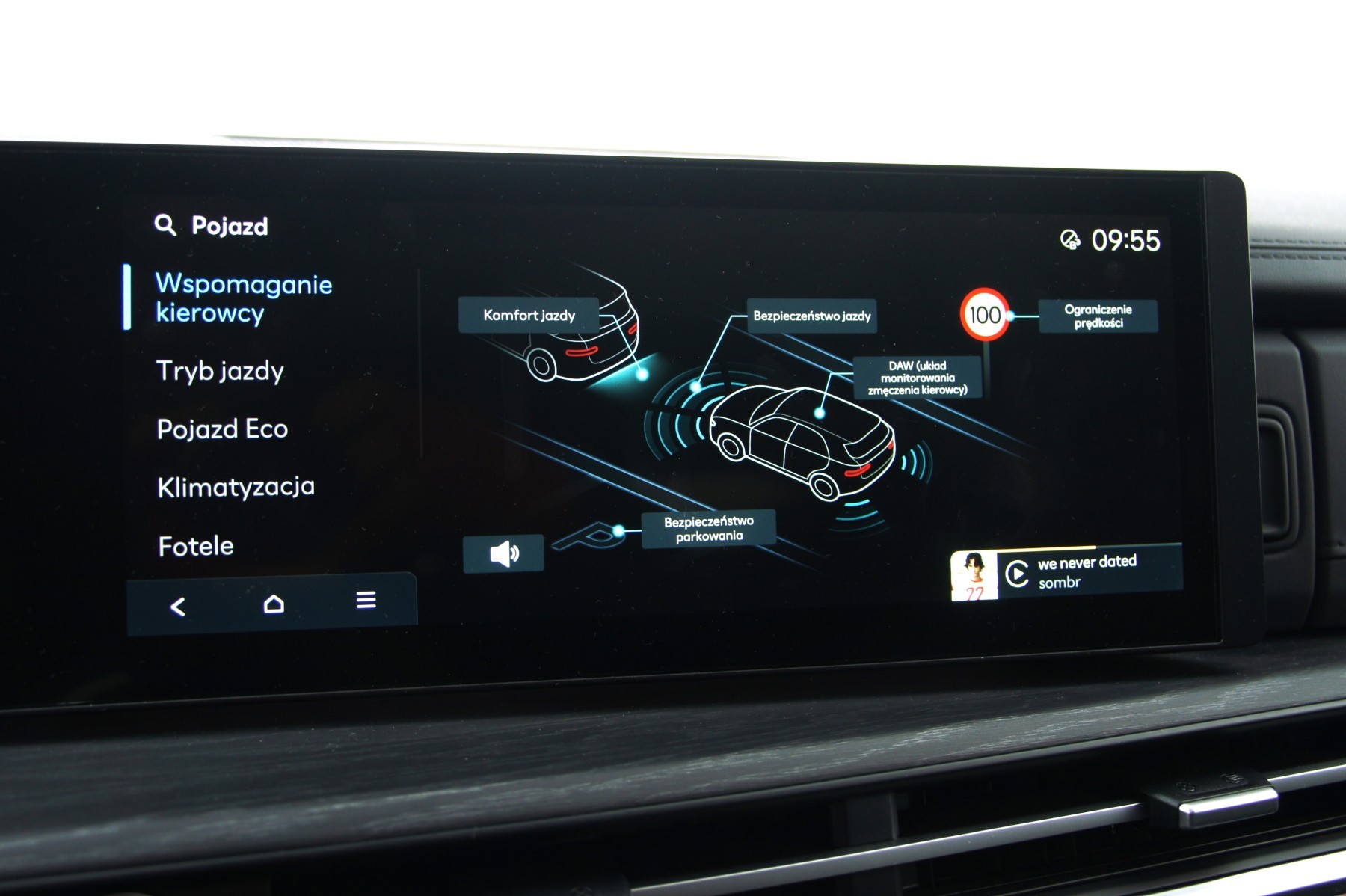 Panel z systemami bezpieczeństwa w menu Hyundaia Santa Fe