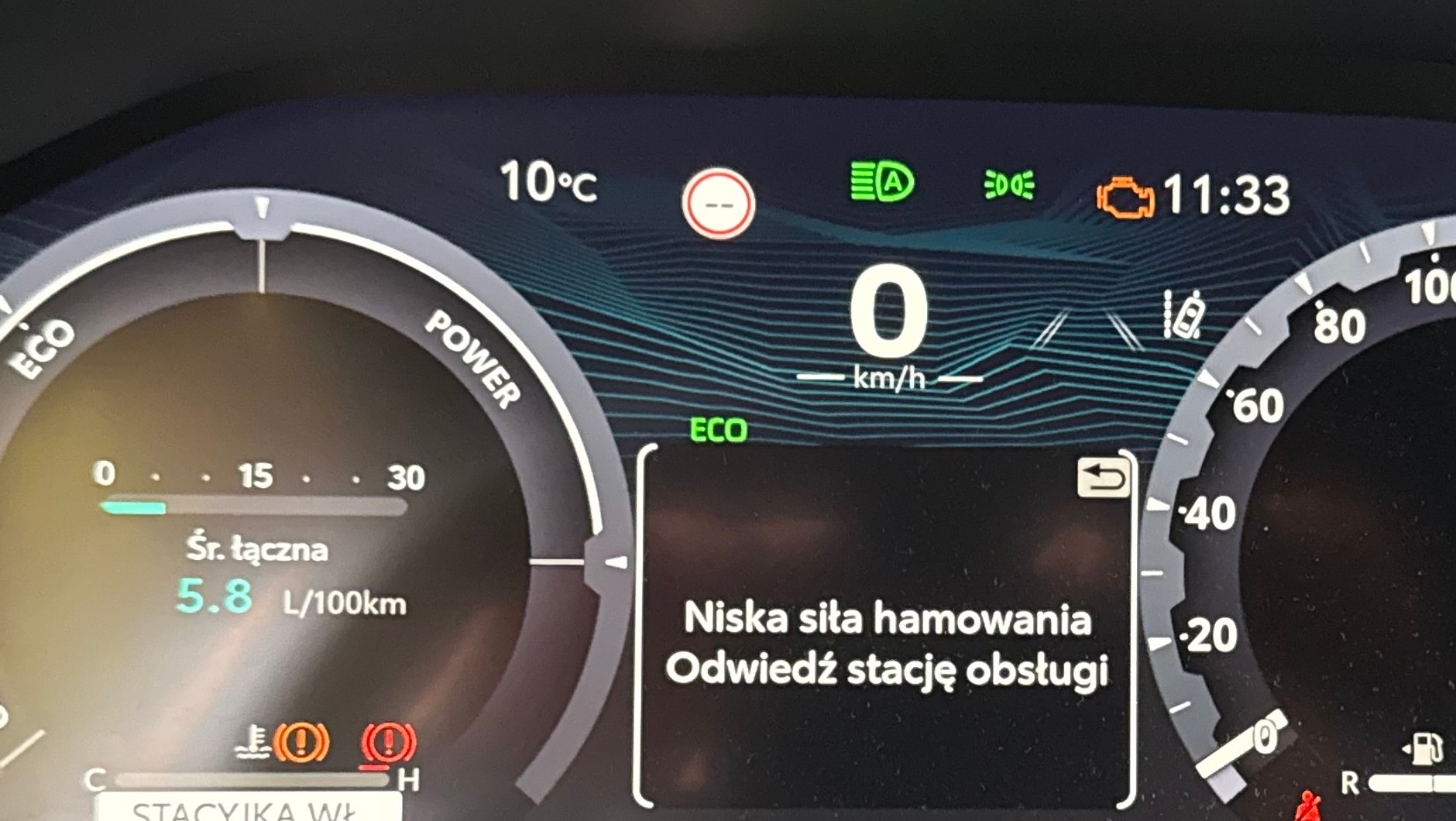 Taki komunikat może towarzyszyć spadkowi napięcia w samochodzie. Nie ma pewności, czy rzeczywiście i o ile spadnie siła hamowania, ale może tak być