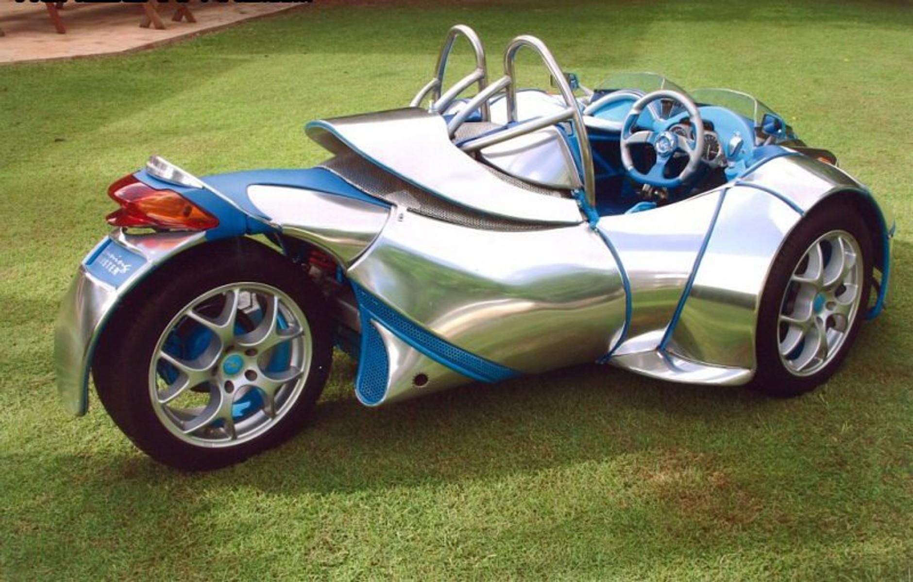 Roadster Bonning: lekki trójkołowiec