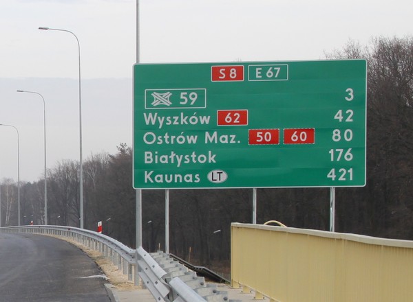 Zmiany na drogowskazach – nazwy zagranicznych miejscowości po polsku