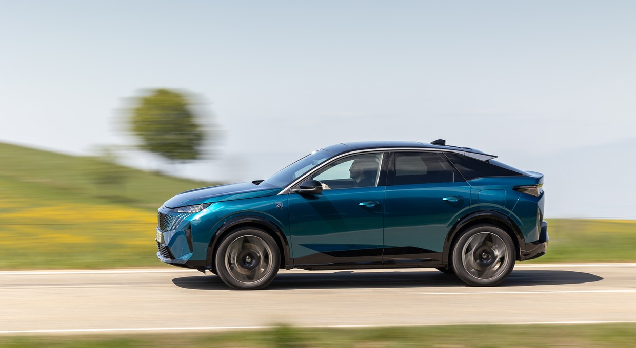 Dwa topowe SUV-y z Francji już w Polsce. Peugeot podał ceny 325-konnych 3008 i 5008