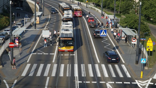 Policja wytypowała trzy najniebezpieczniejsze odcinki dla pieszych w Warszawie. Będą kontrole