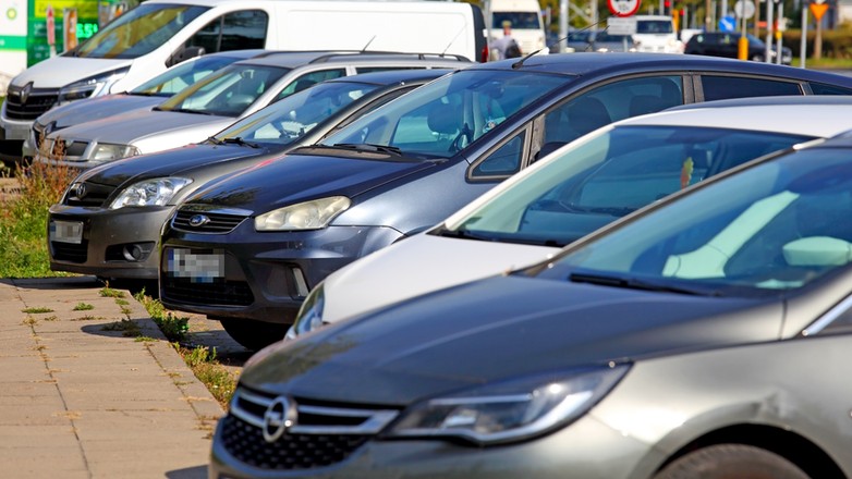 Parkowanie na chodniku jest możliwe, ale trzeba pamiętać o kilku zasadach