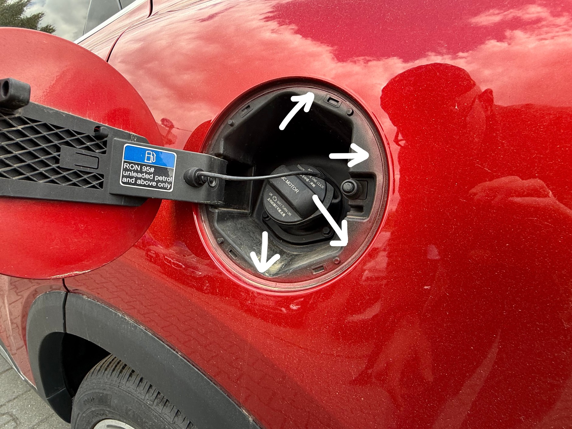 Czerwone używane MG EHS z przebiegiem 71 tys. km za 83 tys. 900 zł