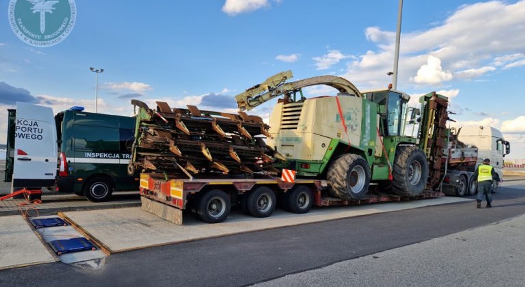 pojazd przewożący maszynę rolniczą