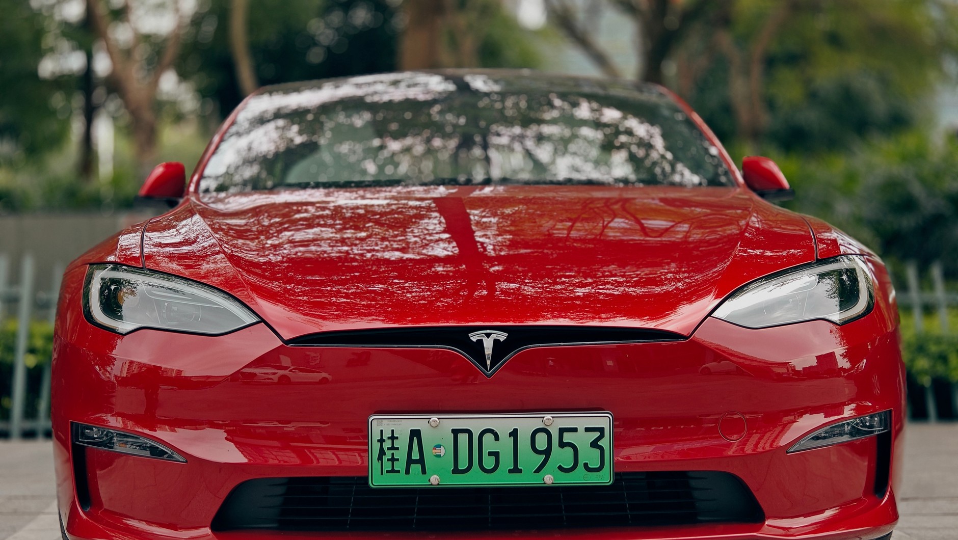 Tesla z chińską tablicą rejestracyjną