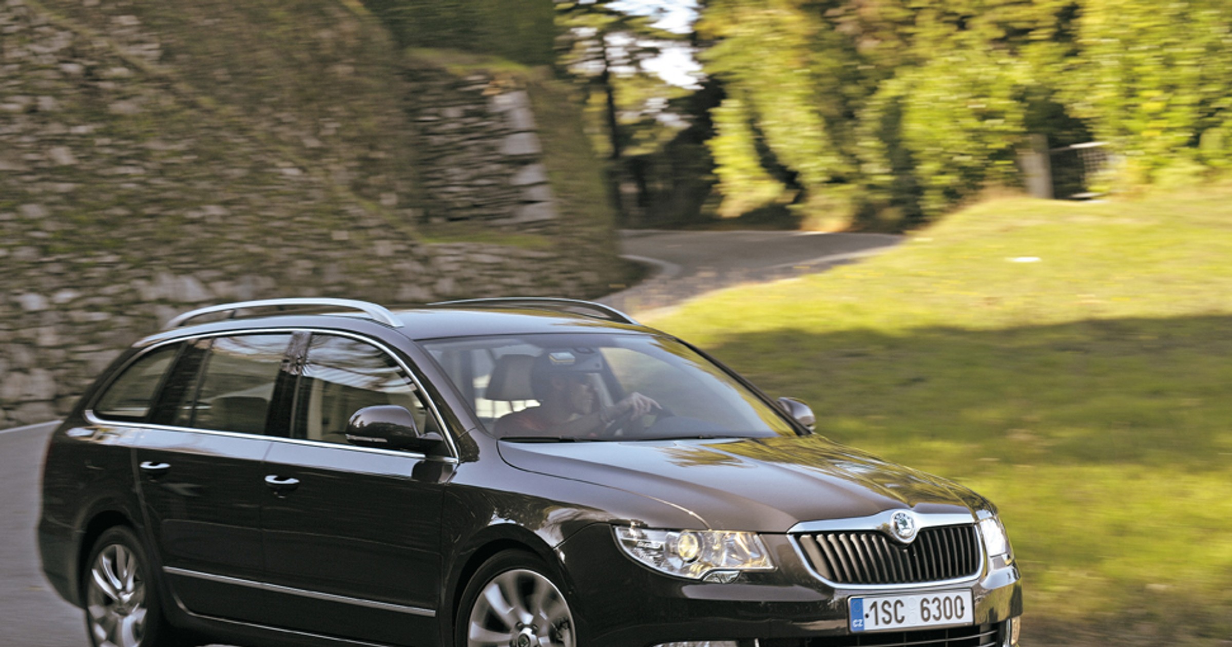 Skoda Superb kontra Mercedes Klasy E - Skoda sięga gwiazd?