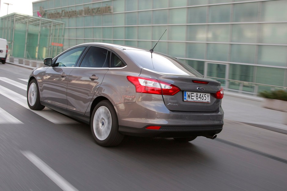Ford Focus kontra Toyota Corolla i Mitsubishi Lancer: kompaktowy sedan? Dlaczego nie!