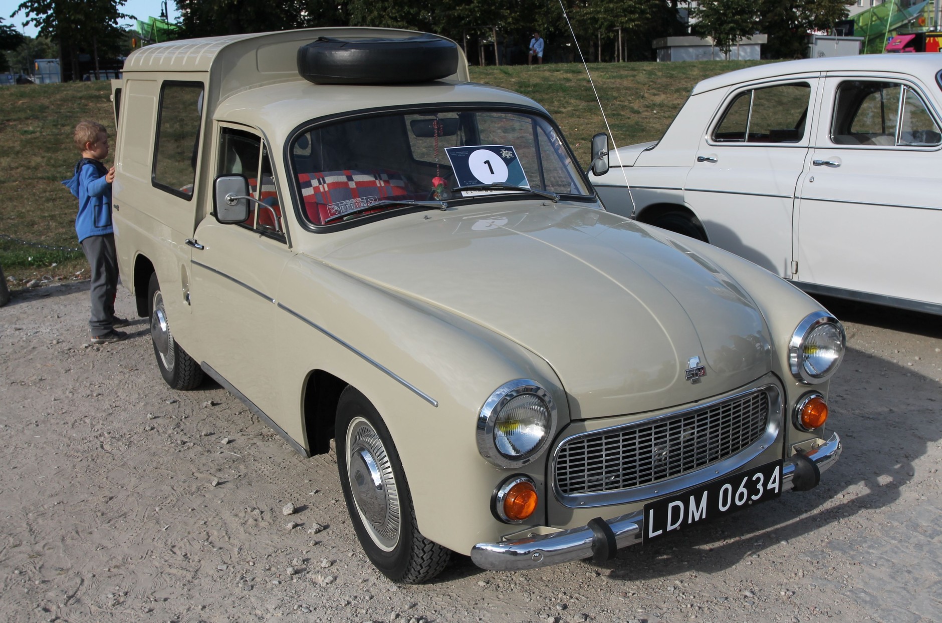 Zlot samochodów Warszawa i Syrena na Placu Defilad w Warszawie