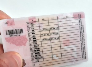 Co z obiecanym poszerzeniem uprawnień prawa jazdy kat. B? Ministerstwo odpowiada