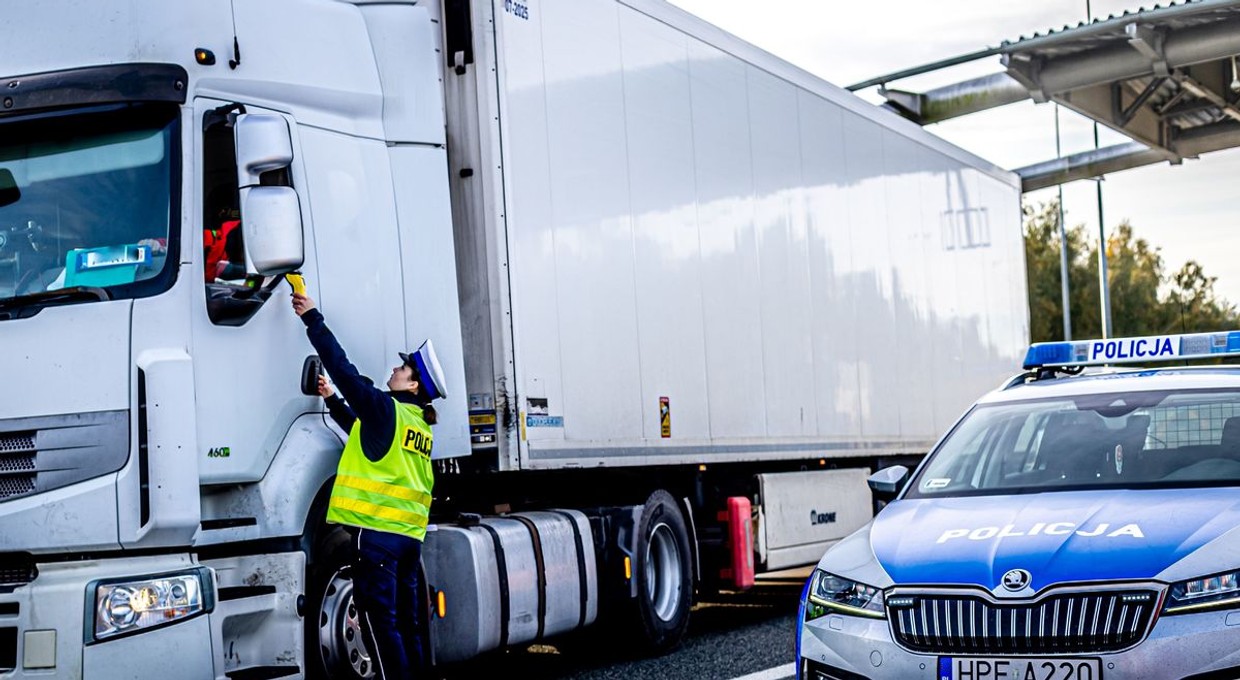 Policja pokazała nagranie z A4. Jechał na awaryjnych i odbijał się od barierek. Tirem
