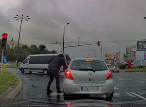 Wyrzuciła niedopałek przez okno, podszedł do niej pan Bartłomiej. Nagranie hitem