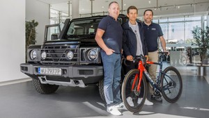 Michał Kwiatkowski odebrał Ineosa Grenadiera. To pierwszy taki samochód w Polsce
